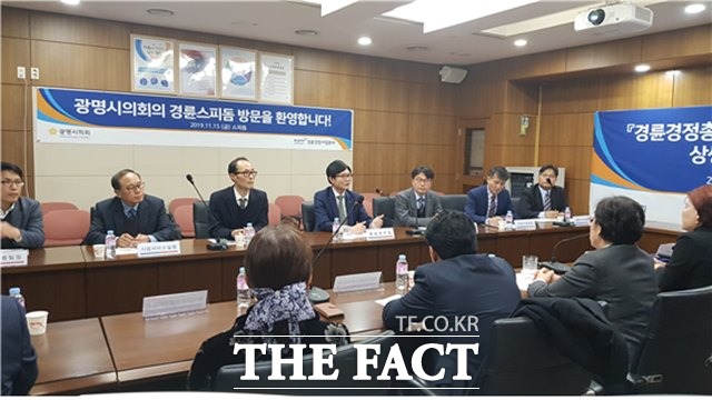 정병찬 경륜경정총괄본부장(왼쪽 네 번째)이 15일 광명시의회 의원 초청 간담회에서 인사말을 하고 있다./경륜경정총괄본부 제공