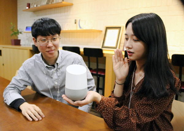 신세계백화점의 인공지능 상담사 S봇이 오는 22일부터 음성지원 서비스를 시작한다. /신세계백화점 제공