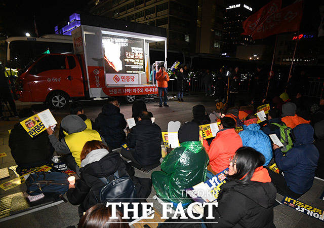 11차 한미 방위비 분담금 특별협정(SMA)을 위한 3차 회의가 열린 18일 오후 서울 종로구 미국대사관 인근에서 시민단체 회원들이 집회를 열고 방위비 분담금 인상 중단을 촉구하고 있다. /이동률 기자