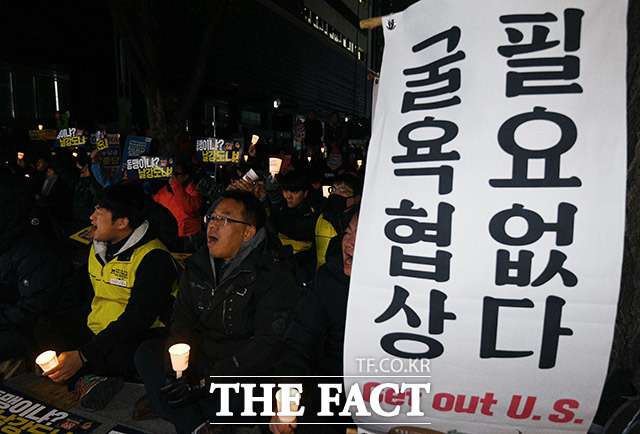 11차 한미 방위비 분담금 특별협정(SMA)을 위한 3차 회의가 열린 18일 오후 서울 종로구 미국대사관 인근에서 시민단체 회원들이 집회를 열고 방위비 분담금 인상 중단을 촉구하고 있다. /이동률 기자