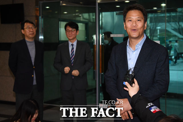 임종석 전 대통령 비서실장의 깜짝 총선 불출마 선언으로 더불어민주당은 당황한 분위기다. 운동권 세대 대표격인 임 전 실장의 퇴장으로 당내 86세대 용퇴론이 다시 불붙고 있다. 지난 3월 7일 이해찬 민주당 대표와 오찬 전 취재진의 질문에 답변하고 있는 임 전 실장. /남윤호 기자