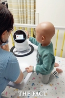  AI홈로봇 'LG 클로이', 어린이병동서 환아 친구된다