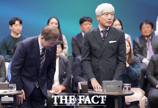 문재인 대통령은 19일 서울 MBC 미디어센터에서 열린 국민이 묻는다, 2019 국민과의 대화에 참석해 조국 전 법무부 장관 사태와 관련해 국민갈등과 분열 만든 것에 다시 한번 사과드린다라고 말했다. /뉴시스