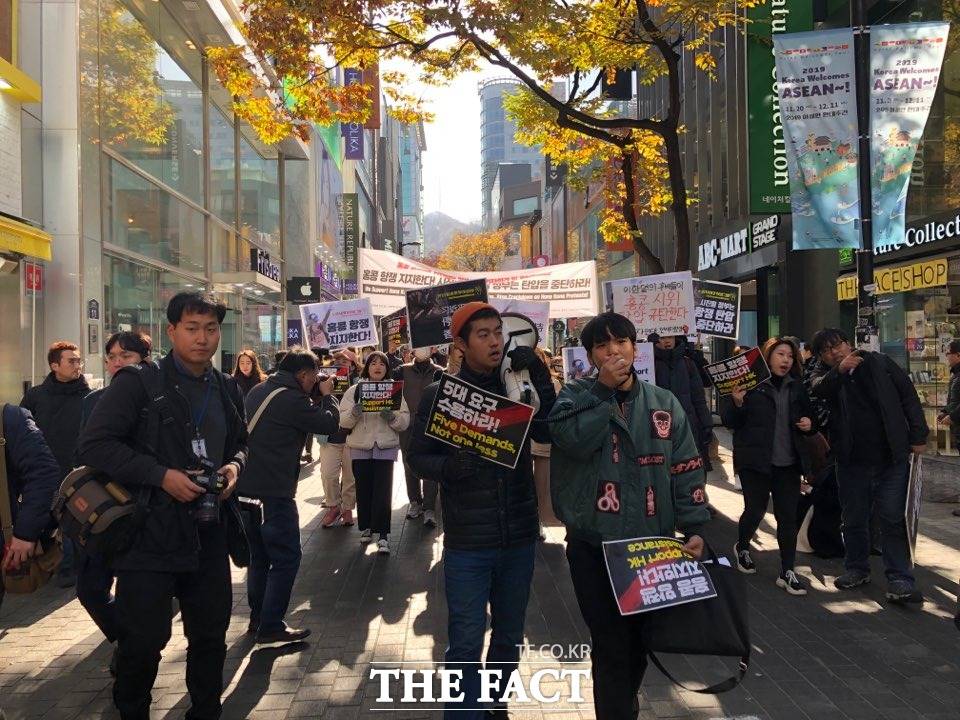 한국 대학생 30여명이 19일 오전 서울 중구 명동 일대를 행진하며 홍콩 시위를 지지한다는 뜻을 나타내고 있다./윤용민 기자