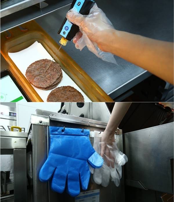 맥도날드 측은 반자동화 된 그릴에서 패티를 구운 후 매번 심부 온도를 측정하고 있다고 밝혔다. 또 패티 등 제품과 빵 등을 만질 때를 분리해 색이 다른 장갑을 사용하고 있었다. /한국맥도날드 제공