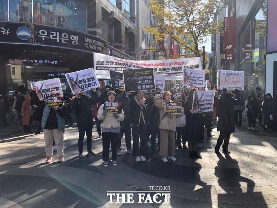 한국 대학생들이 19일 서울 중구 명동 일대를 행진하며 홍콩 시위를 지지한다는 뜻을 표하고 있다./윤용민 기자