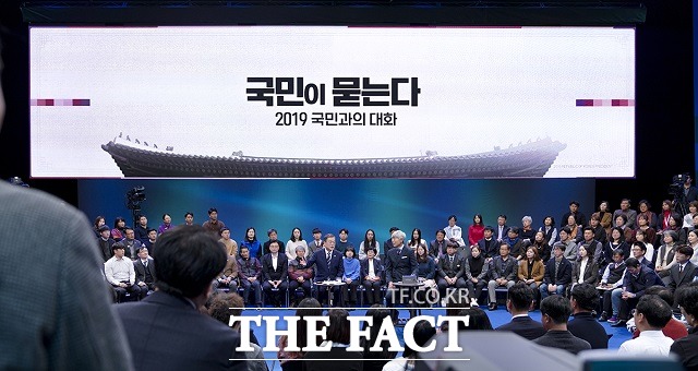 문재인 대통령이 19일 오후 서울 MBC 미디어센터에서 열린 국민이 묻는다, 2019 국민과의 대화에 참석해 발언하고 있다. 문 대통령 오른쪽엔 사회를 맡은 방송인 배철수 씨. 이번 국민과의 대화에는 국민패널 300명이 참석했다. /청와대 제공