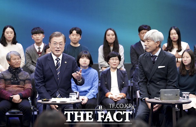 문재인 대통령이 19일 오후 서울 MBC 미디어센터에서 열린 국민이 묻는다, 2019 국민과의 대화에 참석해 발언하고 있다. /청와대 제공