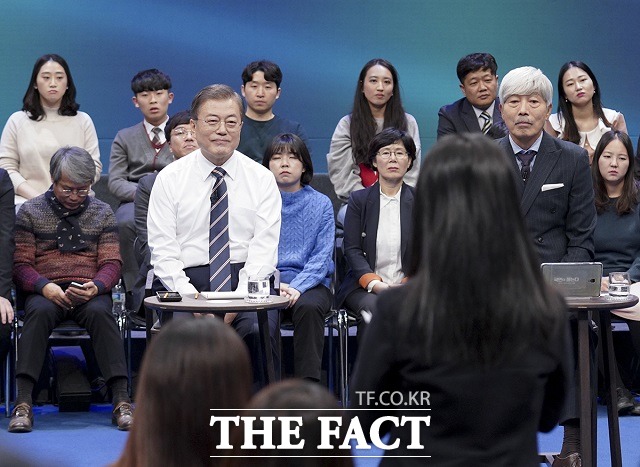 문재인 대통령이 19일 오후 서울 MBC 미디어센터에서 열린 국민이 묻는다, 2019 국민과의 대화에 참석, 질문을 듣고 있다. /청와대 제공