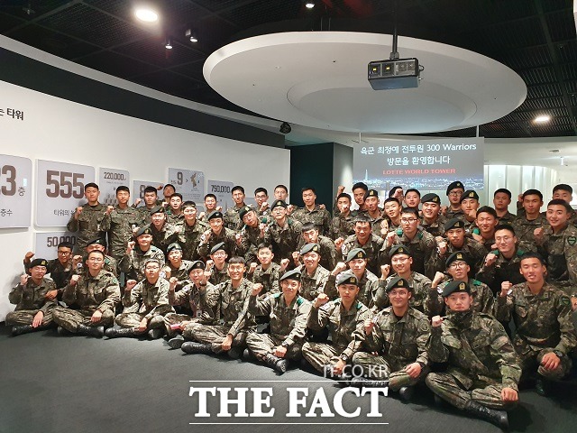 롯데가 국군 장병들의 사기 진작을 위한 사회공헌활동의 일환으로 육군을 대표하는 분야별 최정예 전투원 300명을 잠실 롯데월드타워로 초청해 문화 예술 체험을 지원했다고 20일 밝혔다. /롯데 제공