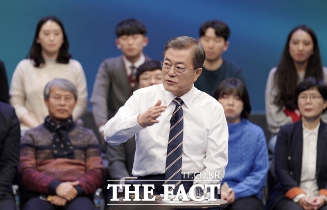 문재인 대통령이 지난 19일 오후 서울 MBC 미디어센터에서 열린 국민이 묻는다, 2019 국민과의 대화에 참석해 국민 패널들의 질문에 답하고 있다. 이날 문 대통령은 부동산 추가 대책 가능성을 시사했다. /뉴시스
