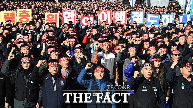 철도노조가 무기한 파업에 돌입한 20일 오후 서울 중구 서울역 광장에서 총파업선포 결의 대회가 열린 가운데 참가자들이 구호를 외치고 있다. /이동률 기자