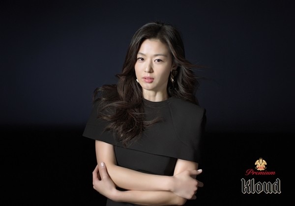 롯데주류는 18일 클라우드의 광고 모델로 배우 전지현을 발탁했다고 밝혔다. 전지현은 2014년 클라우드가 처음으로 출시됐을 때 2년 여간 클라우드의 광고 모델을 맡은 바 있다. /롯데주류 제공