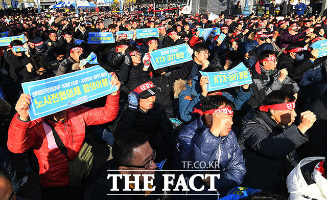 철도노조가 무기한 파업에 돌입한 20일 오후 서울 중구 서울역 광장에서 총파업선포 결의 대회가 열린 가운데 참가자들이 구호를 외치고 있다. /이동률 기자