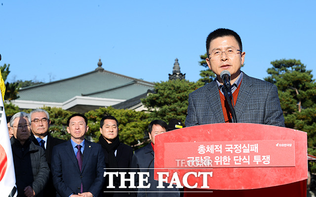 황교안 자유한국당 대표가 20일 오후 서울 종로구 청와대 앞 분수대 광장에서 국정 대전환을 촉구하기 위한 단식을 선언하며 대국민호소문을 발표하고 있다. /이선화 기자