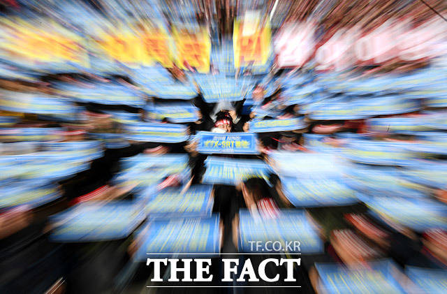 철도노조가 무기한 파업에 돌입한 20일 오후 서울 중구 서울역 광장에서 총파업선포 결의 대회가 열린 가운데 참가자들이 구호를 외치고 있다. /이동률 기자