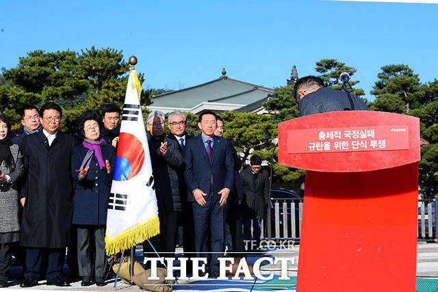 당원들을 향해 인사하는 황교안 대표(오른쪽)