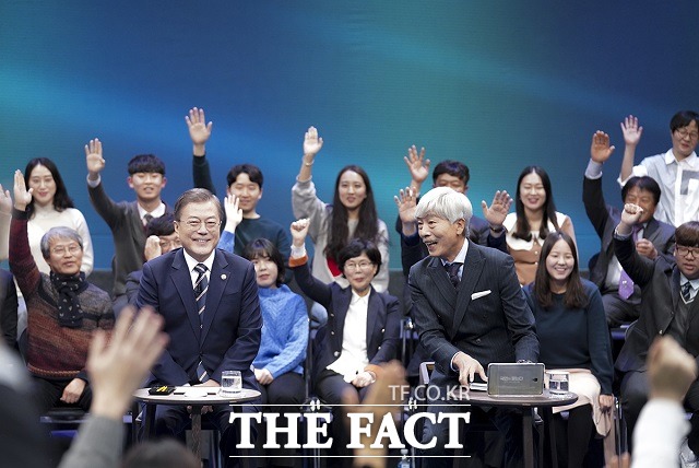 문재인 대통령이 19일 오후 서울 MBC 미디어센터에서 열린 국민이 묻는다, 2019 국민과의 대화에 참석해 질문을 받고 있다. 문 대통령 오른쪽엔 사회를 맡은 방송인 배철수 씨. 이번 국민과의 대화에는 국민패널 300명이 참석했다. /청와대 제공