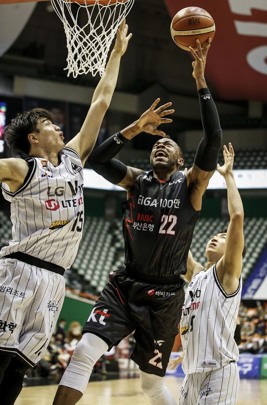 21일(목) 오후 7시에 부산사직실내체육관에서 열리는 2019-20시즌 남자프로농구(KBL) 부산KT-원주DB전을 대상으로 한 농구토토매치 53회차 투표율을 중간 집계한 결과, 참가자의 40.39%가 양팀의 같은 점수대 접전을 예상했다./ KBL 제공