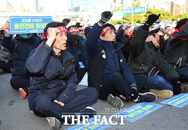 철도노조가 무기한 파업에 돌입한 20일 오후 서울 중구 서울역 광장에서 총파업선포 결의 대회가 열린 가운데 참가자들이 구호를 외치고 있다. /이동률 기자