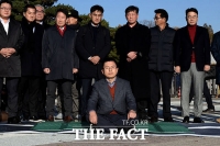 [TF포토] 청와대 앞 단식 돌입하는 황교안