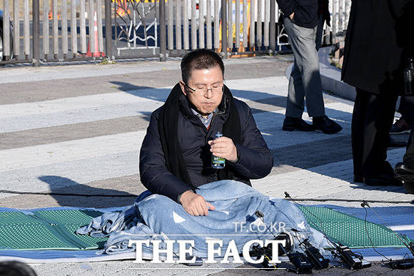 황교안 자유한국당 대표가 20일 단식 투쟁에 돌입한 가운데 전날 한 병원에서 영양제를 맞았다는 논란이 제기됐다. 황 대표가 이날 오후 서울 종로구 청와대 앞 분수대 광장에서 지소미아 파기 철회, 공수처법 포기, 연동형 비례대표제 선거법 철회를 요구하는 대국민호소문을 발표한 뒤 단식 투쟁 중 물을 마시고 있는 모습. /효자동=이선화 기자