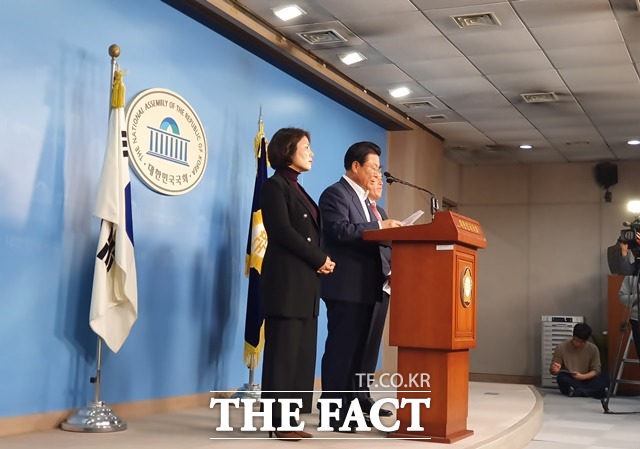 자유한국당이 21일 내년 총선 공천 룰의 기본 틀을 발표했다. 현역 의원 절반 이상을 교체하는 개혁 공천을 하겠다는 게 핵심이다. 박맹우 한국당 총선기획단 단장이 이날 오후 국회 정론관에서 공천 룰 관련 브리핑을 하고 있다. /국회=허주열 기자