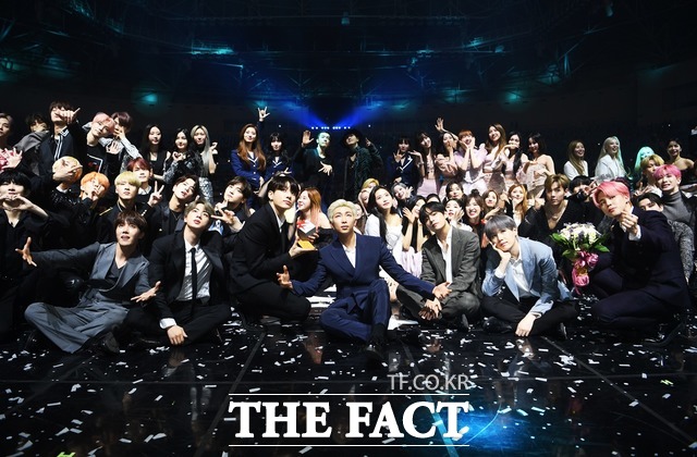 2020년 열리는 TMA가 오는 2월 29일 고척스카이돔에서 화려한 막을 올린다. 사진은 지난 4월 개최된 U⁺5G 더팩트 뮤직 어워즈에서 대상을 수상한 방탄소년단을 비롯한 출연자들이 기념사진을 촬영하는 장면./더팩트 DB