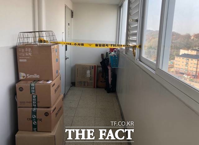 21일 오후 일가족 등 4명이 숨진 채 발견된 인천 계양구 한 임대아파트에 폴리스라인이 설치돼 있다./인천=윤용민 기자