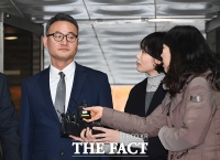 [TF포토] 취재진 노려보는 이동호 전 고등군사법원장