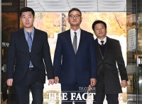 [TF포토] '뇌물수수' 혐의 이동호 전 고등군사법원장 법정 출석