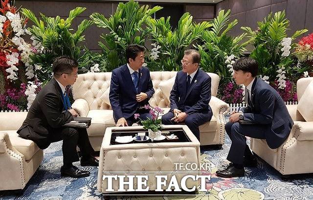 청와대는 22일 종료 시한 6시간을 앞두고 지난 8월 일본 측에 통보한 한일 군사정보보호협정(GSOMIA·지소미아) 종료 결정의 효력을 정지시키기로 했다. 지난 4일 오전(현지시간) 방콕 임팩트포럼에서 아세안+3 정상회의 전 환담을 하는 한일 정상. /청와대 제공