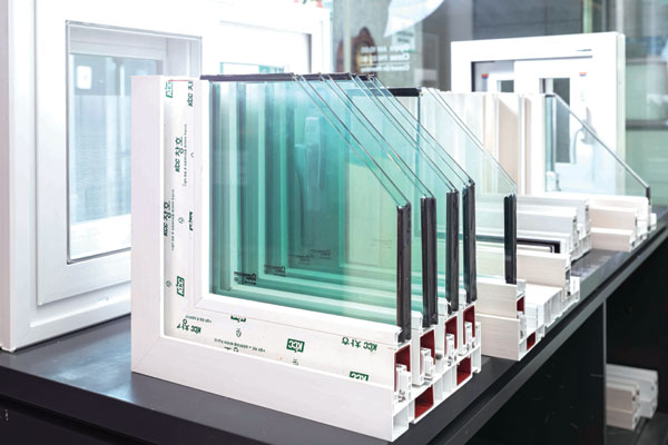 로이유리는 창으로 들어오는 가시광선 대부분을 투과 시켜 실내를 밝게 유지하면서 적외선 영역의 복사선은 차단하는 효과가 있다. /KCC 제공