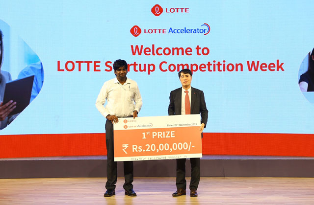 이진성 롯데액셀러레이터 대표이사(오른쪽)가 지난 21일 인도 인도공과대학 리서치파크 컨퍼런스홀에서 열린 제1회 롯데 스타트업 경진대회에 참석해 1위로 선발된 파브헤즈의 디네쉬 카나가라지 대표와 기념촬영을 하고 있다. /롯데그룹 제공