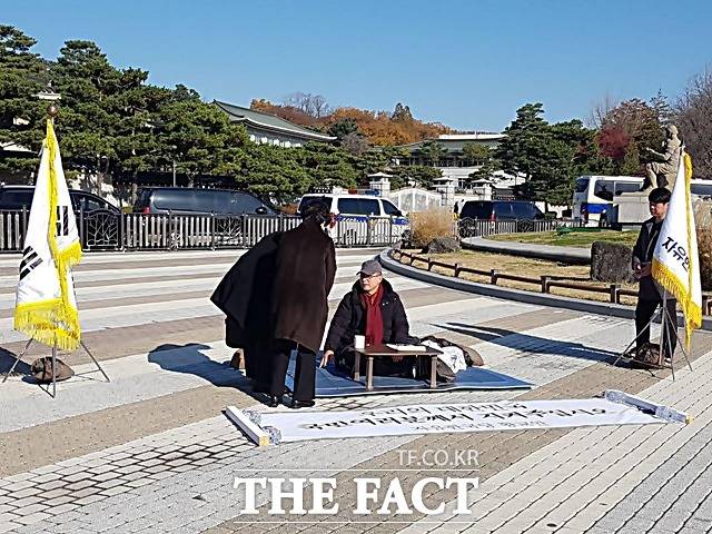 더불어민주당이 사흘째 단식 농성 중인 황교안 자유한국당 대표를 향해 일본 극우 세력을 대변하는 게 아니냐라며 공세를 이어갔다. 22일 오후 서울 종로구 효자동 청와대 앞 분수대 광장에서 단식 농성 중인 황 대표. /신진환 기자