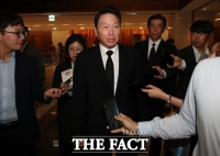  [TF현장] '굳은 표정' 최태원, 이혼소송 재판 첫 출석