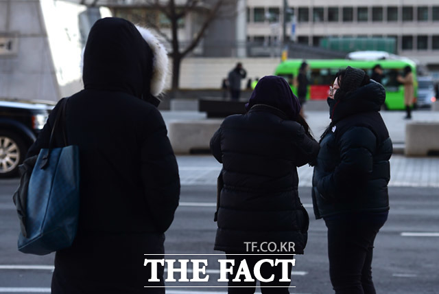 기상청에 따르면 오늘(25일) 아침기온이 크게 떨어지고 바람도 강해 영하권의 추운 날씨가 되겠다. 서울, 경기 등 수도권을 중심으로는 한파주의보가 내려지겠다. /더팩트 DB