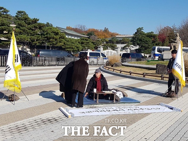 한국당은 24일 오후 분수대 광장에서 패스트트랙 저지 방안 마련을 위한 비상의원총회를 진행할 예정이라고 밝혔다. 사진은 황교안 자유한국당 대표가 단식 사흘째인 22일 청와대 앞 분수대 광장에서 단식 농성을 하고 있는 모습 /신진환 기자