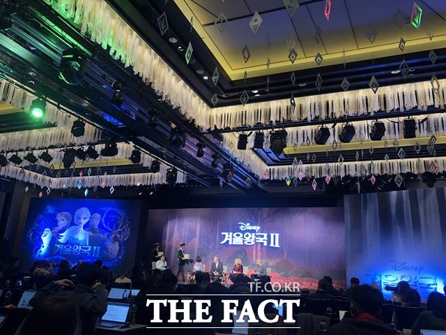25일 서울 종로구 포시즌스호텔에서 열린 겨울왕국2 내한 기자간담회. 천장에는 겨울왕국을 연상케하는 장식들로 꾸며져있다. /박슬기 기자