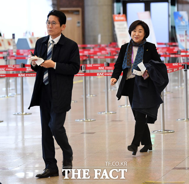 밝은 표정으로 공항 나서는 윤소하 정의당 원내대표(왼쪽)와 심상정 대표