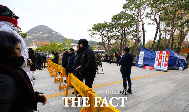 황교안 자유한국당 대표가 6일째 단식 농성을 이어가고 있는 가운데 25일 오전 서울 종로구 청와대 앞 천막을 경찰들이 지키고 있다. /이선화 기자