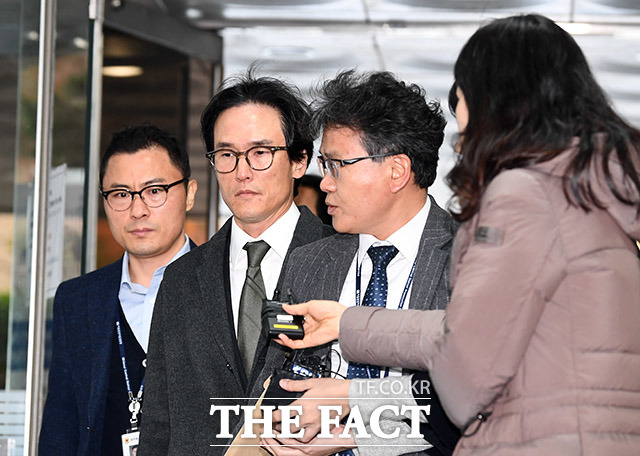 협력업체로부터 거액의 뒷돈을 수수한 혐의 등을 받고 있는 조현범 한국타이어 대표(왼쪽에서 두번째)가 21일 오전 서울중앙지방법원에서 열린 구속 전 피의자 심문을 받기 위해 법정으로 향하고 있다. /이동률 기자