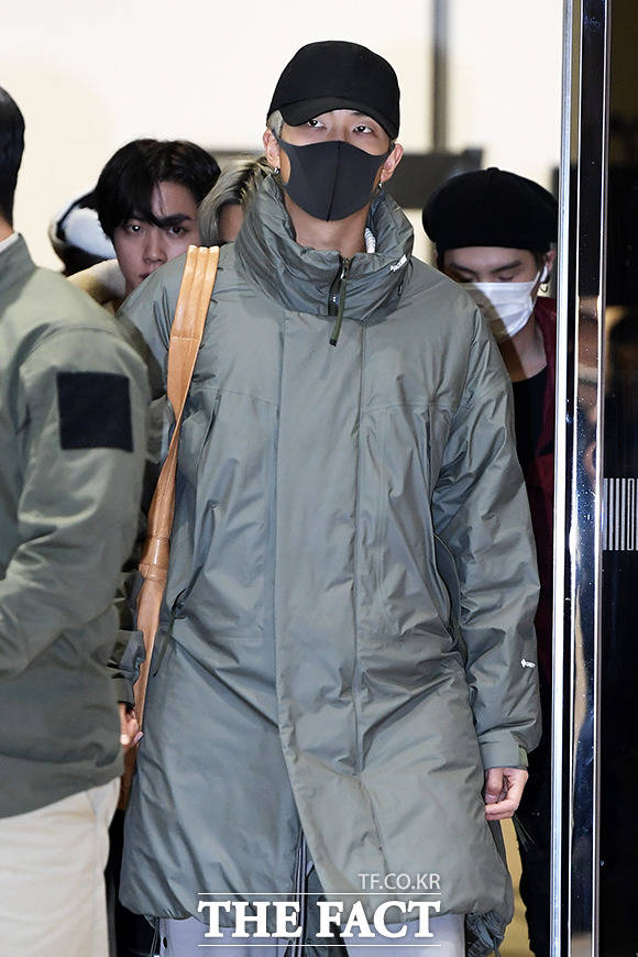 그룹 방탄소년단의 RM이 일본 팬미팅 및 촬영 스케줄을 마치고 25일 오후 서울 강서구 김포비지니스항공센터(SGBAC)를 통해 귀국하고 있다. /이선화 기자