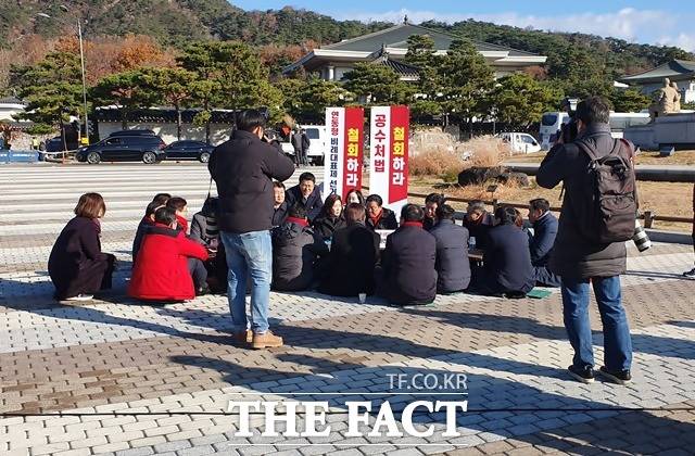 자유한국당 원내지도부가 26일 오전 청와대 앞 분수대 광장에서 비공개 원내대책회의를 하고 있다. /허주열 기자