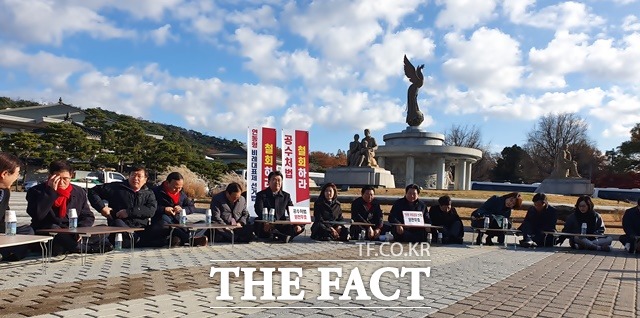 나경원 자유한국당 원내대표가 26일 서울 종로구 효자동 청와대 앞 분수대 광장에서 개최한 원내대책회의에서 문재인 정권과 여당의 황교안 한국당 대표 조롱을 강하게 비판했다. /효자동=허주열 기자