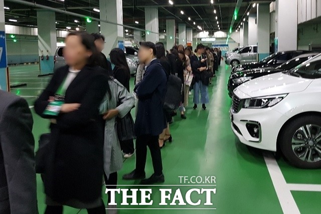 2019 한·아세안 특별정상회의 둘째 날인 26일 부산 해운대구 벡스코 제1전시장 지하주차장에 건물 안으로 들여가려는 사람들이 길게 늘어서 있다. /부산=신진환 기자