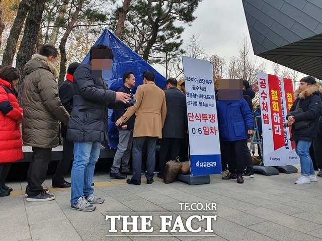 청와대가 25일 청와대 앞 분수대광장에 설치된 자유한국당의 텐트를 자진 철거해달라고 요청했다. 이 텐트에서 황교안 대표는 단식 농성을 이어가고 있다. /허주열 기자