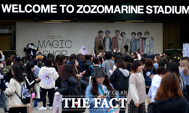 ￼방탄소년단(BTS)의 일본 팬미팅이 24일 일본 지바현 조조마린스타디움에서 진행된 가운데 세계각국 팬들이 행사장을 찾아 포스터 앞에서 기념사진을 찍고 있다. /지바(일본)=이덕인 기자