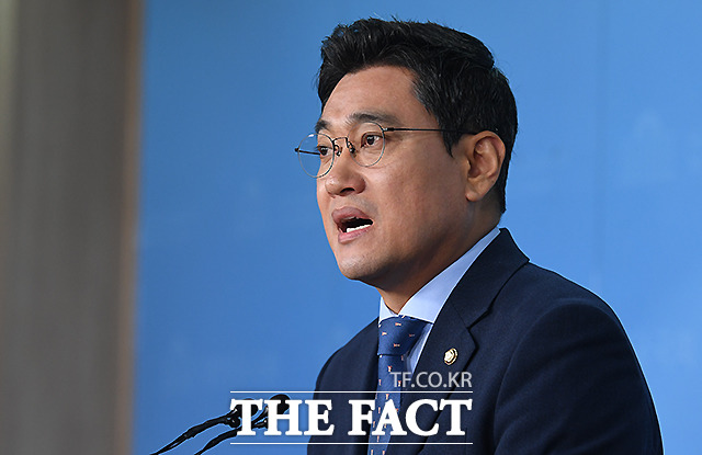 26일 오신환 바른미래당 원내대표는 윤리위원회의 징계 절차 개시를 두고 가당치 않은 협잡이라고 꼬집었다. 지난 9월 오 원내대표가 기자회견 하는 모습. /국회=이새롬 기자