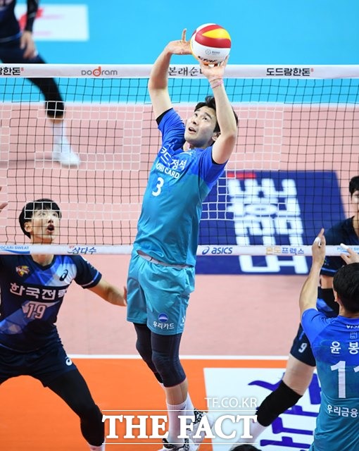 27일(수) 열리는 도드람 2019-20 V리그 남녀부 경기를 대상으로 한 배구토토 스페셜 62회차 투표율을 중간집계한 결과, 남자부 우리카드-삼성화재(1경기)전에서 국내 배구팬의 62.21%가 홈팀 우리카드의 우세를 전망했다./KOVO 제공